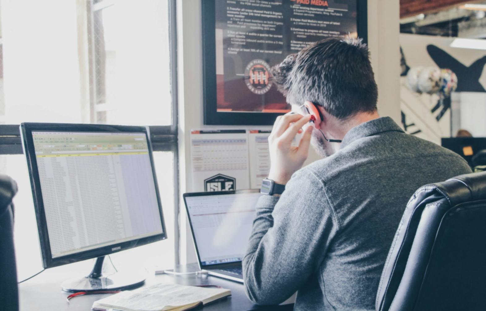 Analista financiero trabajando con datos y gráficos de rendimiento empresarial